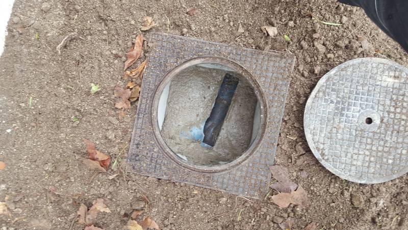 Pose d'un tampon de regard en fonte hydraulique pour le passage de piéton sur un réseau d'eaux pluviales à Aix en Provence