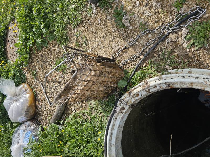 Panier dégrilleur de station de relevage d'eaux usées plein avant intervention