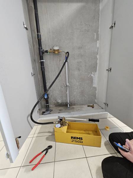 Recherche de fuite par mise en pression du réseau privatif de l'appartement via une pompe à épreuve