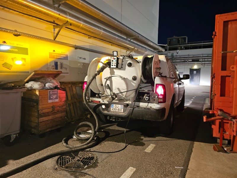 Reprise d'une cunette de regard d'eaux usées à Miramas pour le Village des Marques