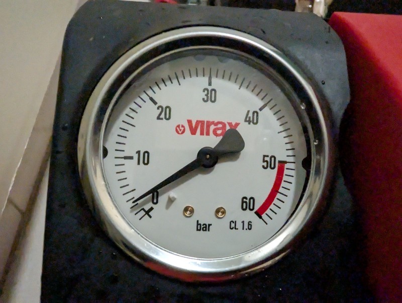 Recherche de fuite par mise en pression des réseaux d'alimentations d'eau froide et eau chaude