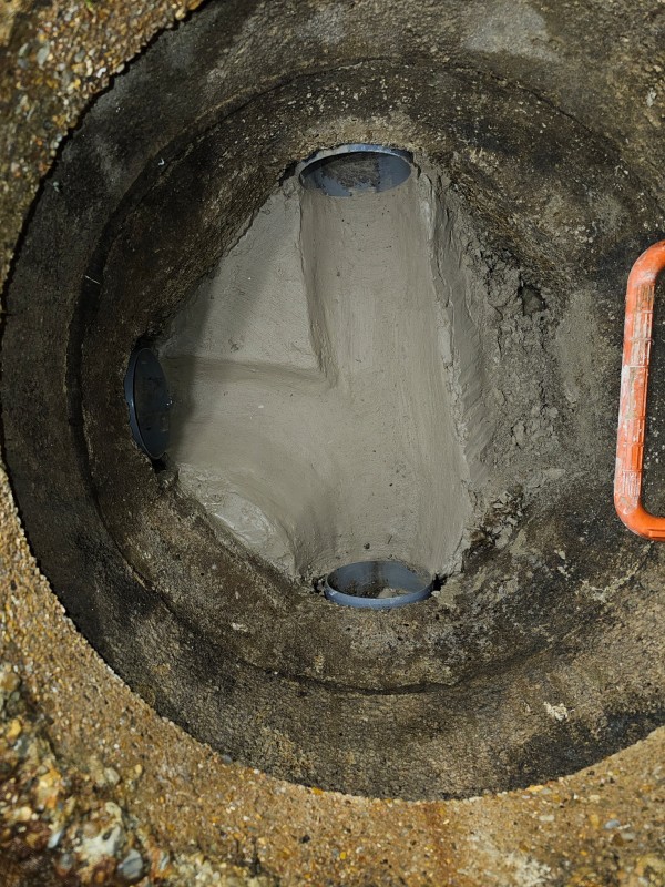 Reprise d'une cunette de regard d'eaux usées à Miramas pour le Village des Marques