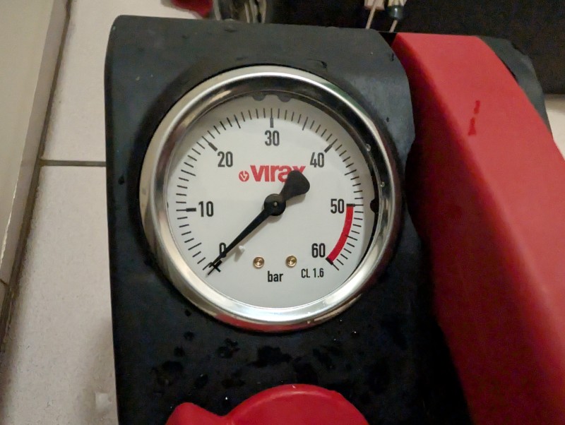 Recherche de fuite par mise en pression des réseaux d'alimentations d'eau froide et eau chaude