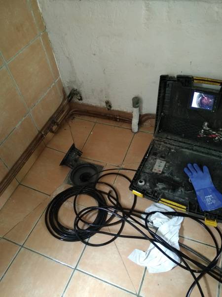 Inspection d'une canalisation de maison avec une caméra