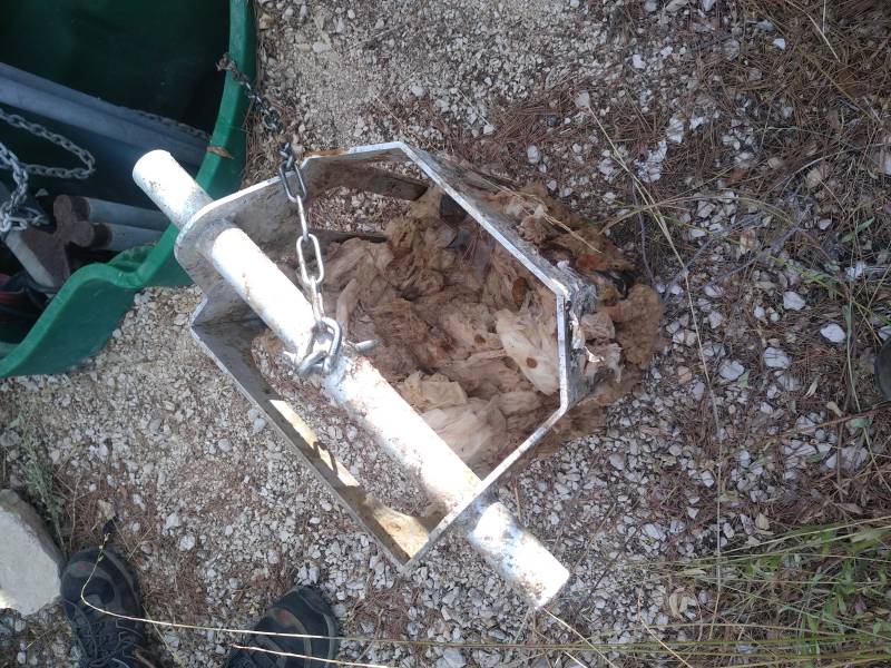 Panier dégrilleur bouché par les lingettes et tampons