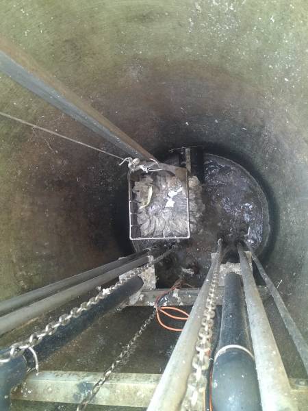 Panier degrilleur plein bouché sur un poste de relevage eaux usées pour un supermarché