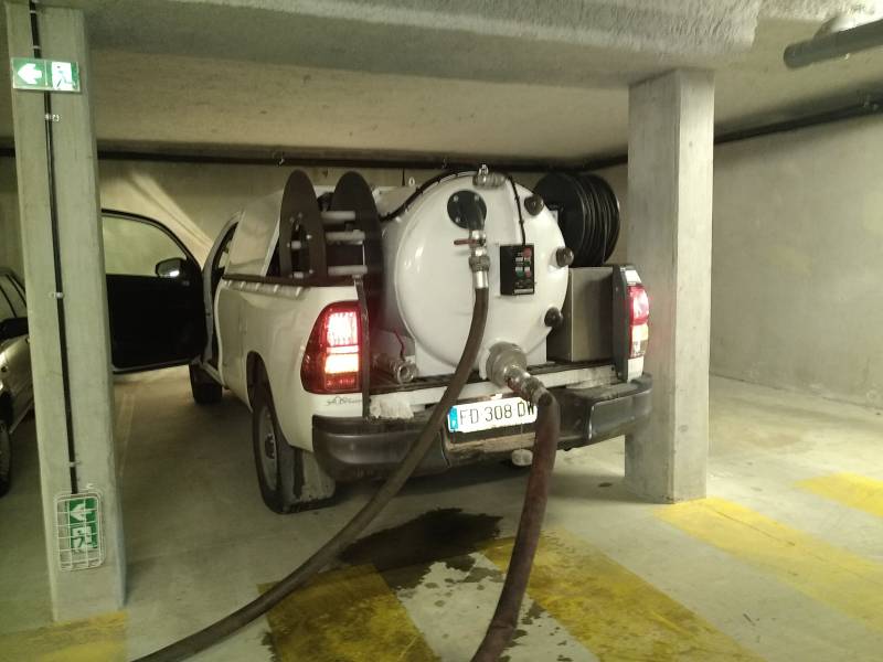 Camion de curage pompage pour accès dans les garages souterrain