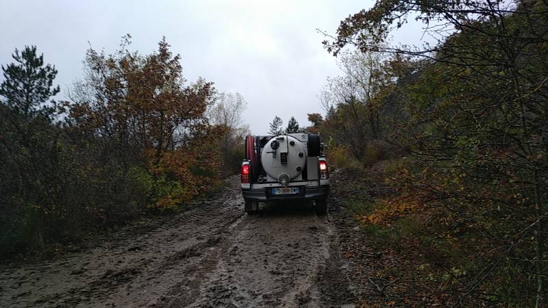 Camion de débouchage dans un chemin de fôret avec accès difficile