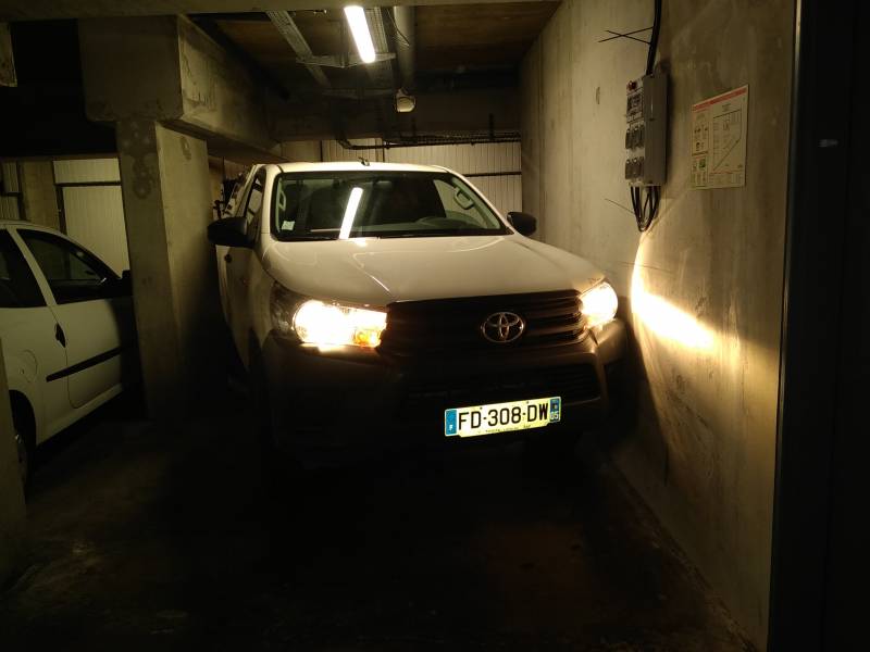 Camion de pompage rabaissé pour accès en parking souterrain