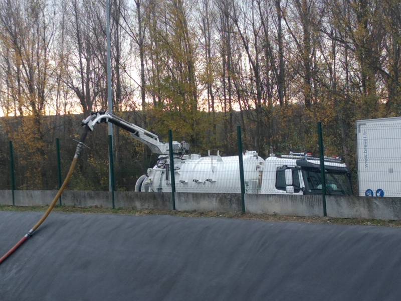 Camion de pompage lors d'une opération de vidange d'un bassin d'eaux pluviales aux milles