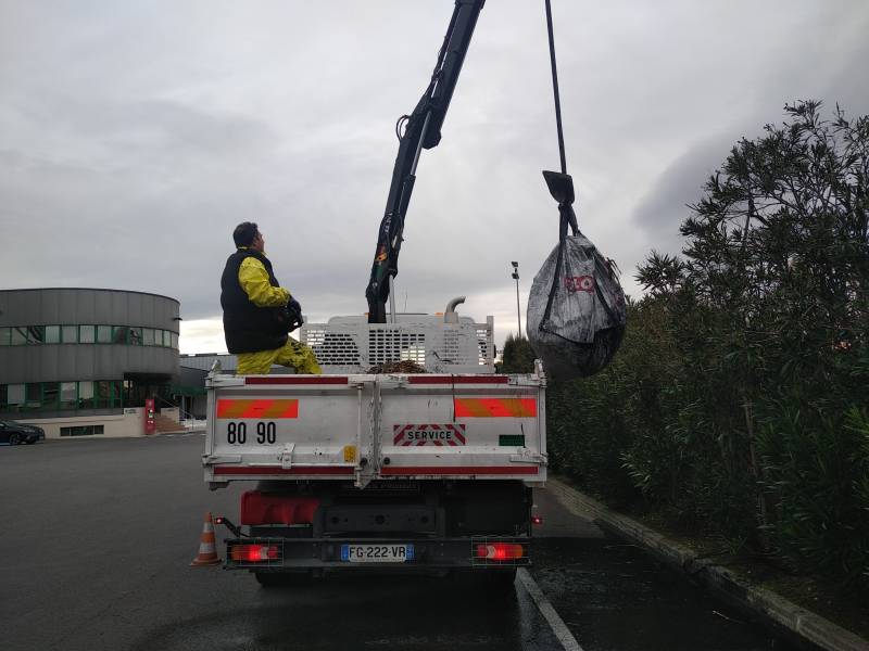 Grutage de dechets provenant d'un bassin de rétention d'un site logistique aux Milles
