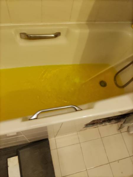 test à la fluorescéine d'une baignoire fuyarde dans un immeuble à Aix en provence