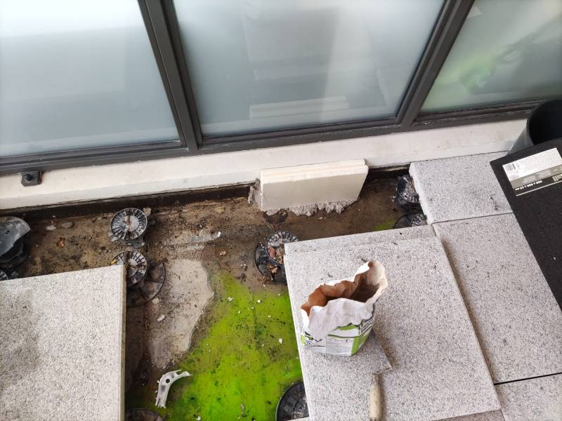Obturation de la terrasse par pose d'une maçonnerie sur mesure sur l'exutoire