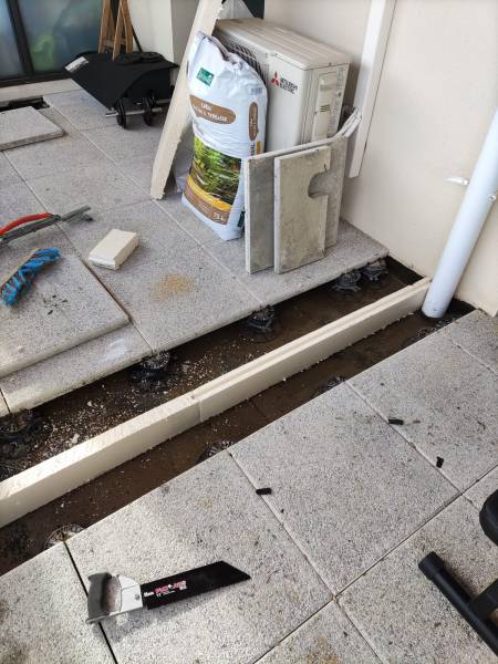 Mise en place du système d'obturation de l'exutoire de la terrasse