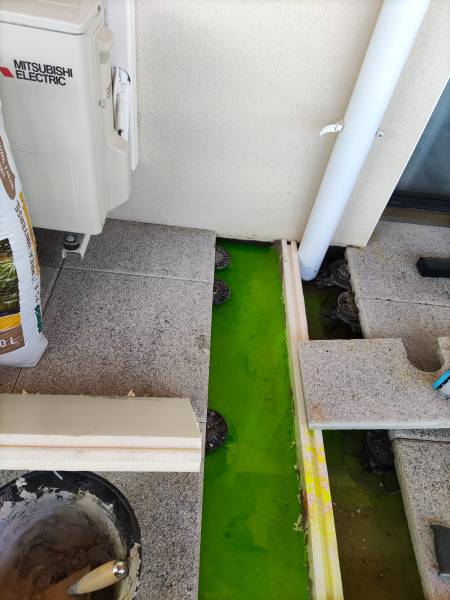 Eau colorée à la fluo dans le cadre d'un contrôle d'étancheité d'une terrasse dans le centre ville d'aix