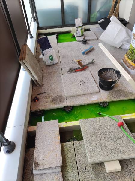 Remplissage de la terrasse pour le début de la recherche de fuite