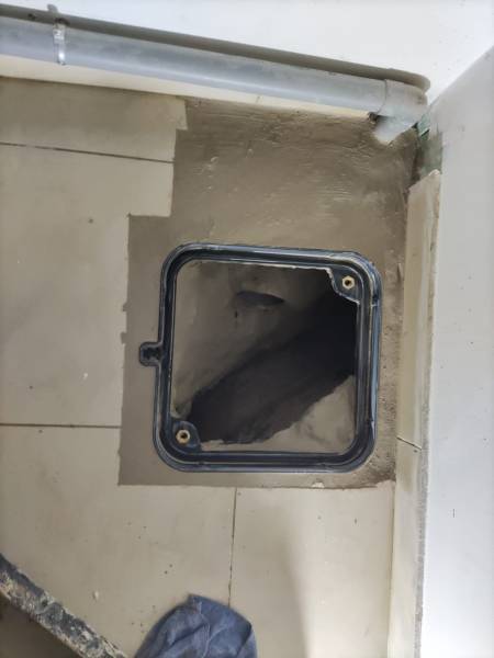 Maçonnage d'un regard de visite dans un immeuble aux Milles