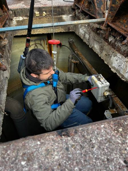 Diagnostic électromécanique d'un poste de relevage par un électromécanicien confirmé