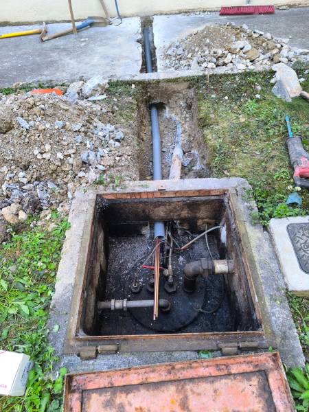 Terrassement manuel pour passage d'une gaine avec les nouveaux cuivres aller et retour entre la cuve fioul et la chaufferie