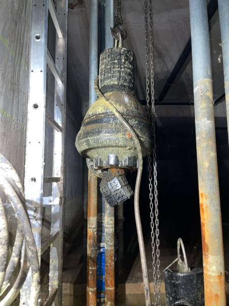 Levage d'une pompe de relevage lourde par palan dans un parking souterrain à Aix en Provence