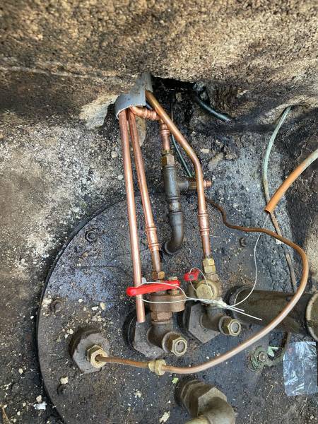 Sertissage de tuyaux cuivres pour alimentation fioul sur un plateau trou d'homme de cuve enterrée