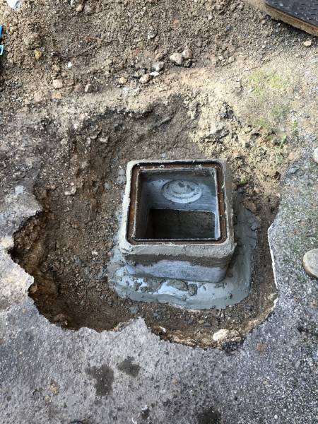 Terrassement pour la pose d'un regard sur un réseau d'eaux usées dans une résidence à Aix en Provence