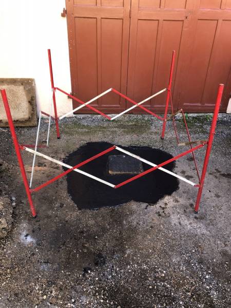 Finition béton noir et pose du couvrcle de regard hydraulique avec balisage de la zone pendant la durée de séchage à Aix en Provence