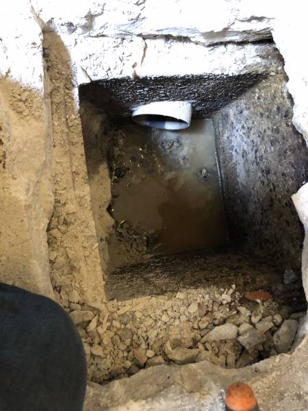 Terrassement manuel et découverte de la canalisation enterrée dans un restaurant d'Aix en Provence