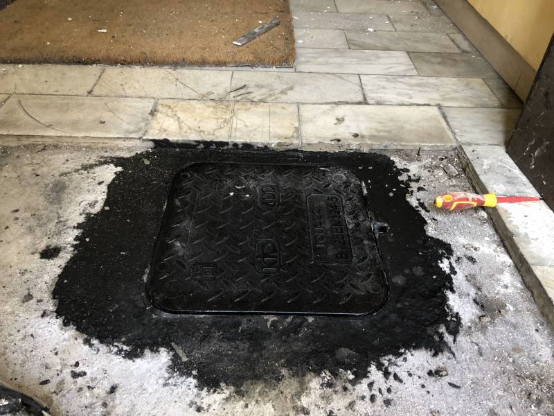 Pose d'un tampon de regard pour de futurs curages et finition du regard au béton noir dans Aix en Provence
