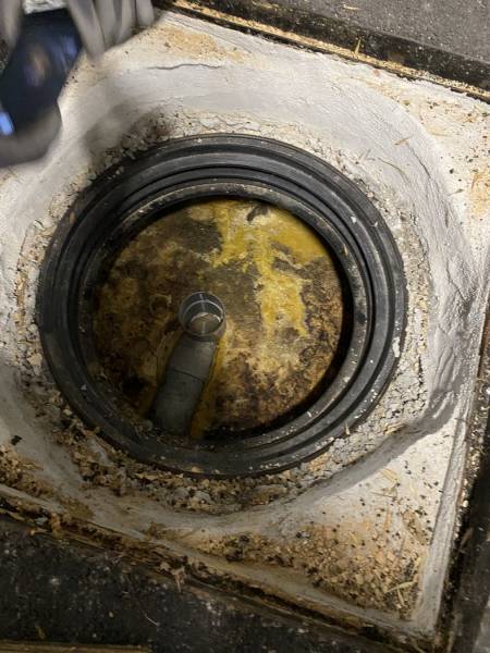 Nettoyage d'un bac à graisse dans une cuisine d'école à Gardanne