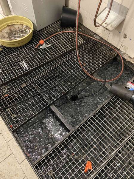 Débouchage et pompage d'une bonde de sol d'autolaveuse qui ne s'évacue plus à Aubagne