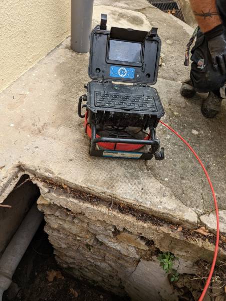 Caméra d'inspection vidéo dans une canalisation dans une copropriété dans le centre-ville d'Aix
