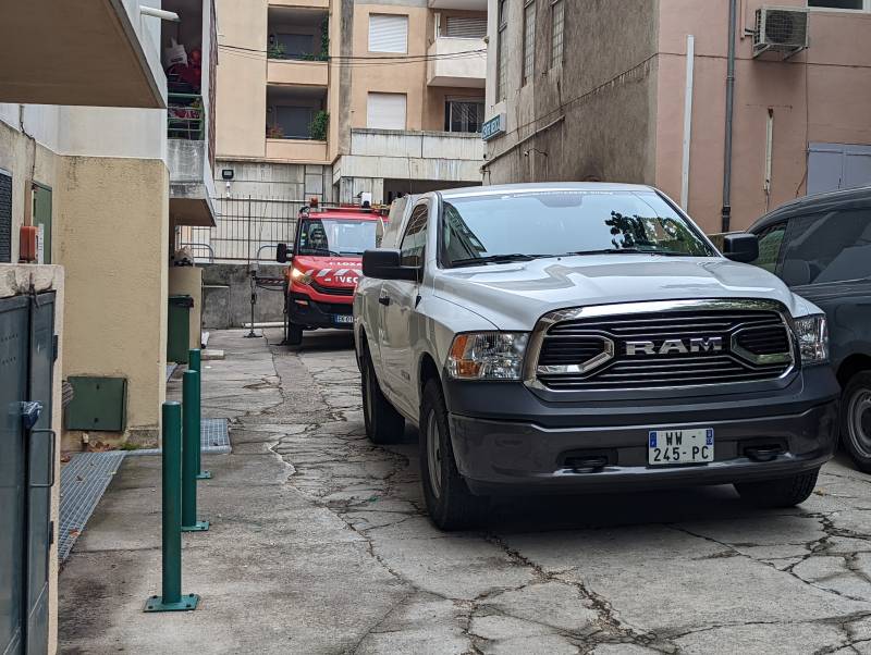 Camion hydrocureur Dodge Ram dans le centre-vile d'Aix en Provence