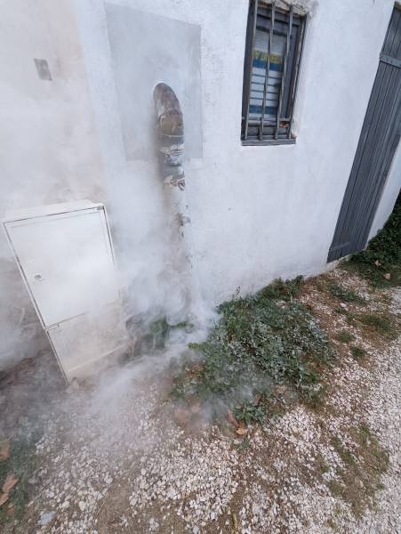 Canalisation extérieure non étanche causant des remontées d'odeurs dans la villa