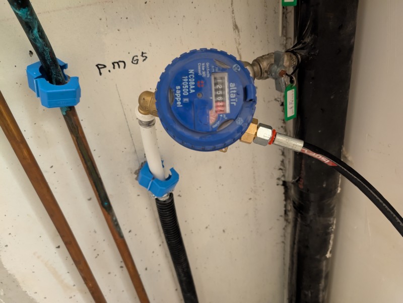 Recherche de fuite par mise en pression des réseaux d'alimentations d'eau froide et eau chaude