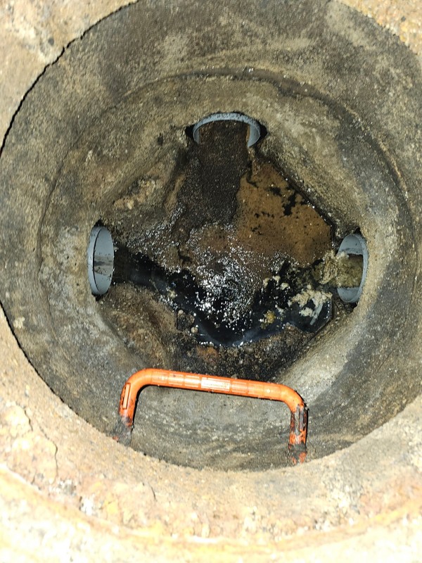 Reprise d'une cunette de regard d'eaux usées à Miramas pour le Village des Marques