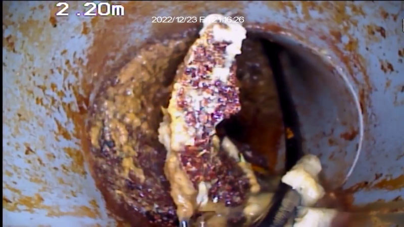 Plaque de tartre bouchant une canalisation dans une concession automobile aux Milles